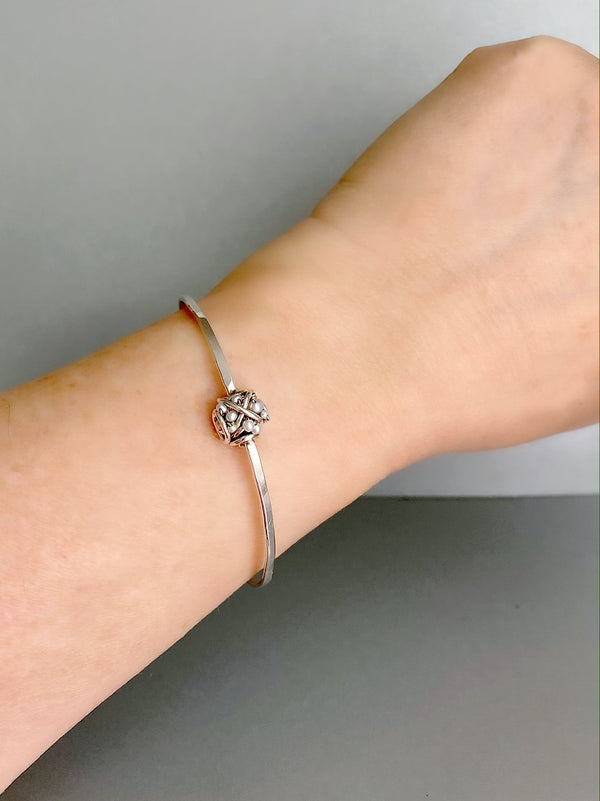 The single cluster cuff bracelet